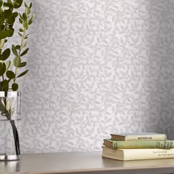 Décorez vos murs avec ce papier peint plein de douceur et délicatesse, au motif d'un entrelac de feuilles gris-doux. Caractér ...