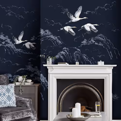 Une fresque murale, au motif d'un envol de grues sauvages dans un ciel bleu profond, qui crée une scène théâtrale sur votre m ...