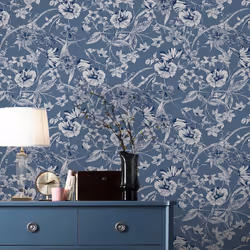 Décorez vos murs avec ce papier peint lumineux au motif de guirlandes de fleurs satinées sur fond bleu. Caractéristiques du P ...