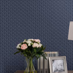Décorez vos murs avec ce papier peint de coloris bleu nuit au motif de petites feuilles de trèfle en colonnes. Caractéristiqu ...