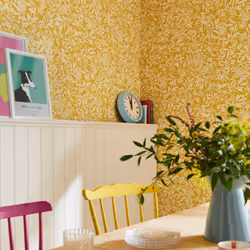 Un papier peint bonne humeur d'un jaune ocré ensoleillé. Il habille vos murs d'une farandole de fleurs et d'animaux. Caractér ...