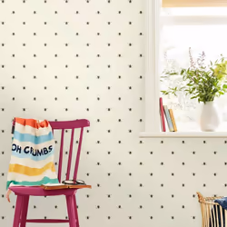 Décorez vos murs avec ce charmant papier peint au motifs d'abeilles en quadrillage, dans une palette de couleurs neutres et d ...
