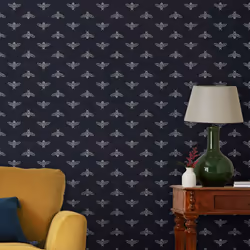 Faites entrer la nature dans votre maison avec ce charmant papier peint au motif d'abeilles en quadrillage, décliné sur un fo ...