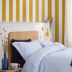 Un papier peint au motif de grandes rayures bicolores jaune doré & crème. Ses tonalités sont assorties aux collections de pap ...