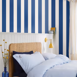 Un papier peint au motif de grandes rayures bicolores, bleu marine & crème. Ses tonalités sont assorties aux collections de p ...