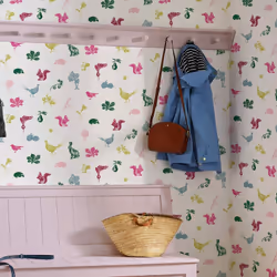 Un papier peint ludique qui met en scène des trésors de la nature : feuilles, fleurs, animaux de la forêt, fruits et insectes ...