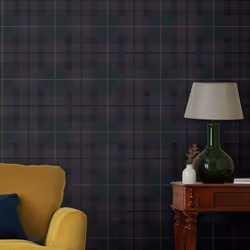 Un papier peint au motif trompe l'oeil de tartan écossais, de coloris foncés, pour créer une ambiance feutrée de manoir tradi ...