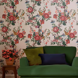 Un papier peint luxuriant, sur fond rose doux, avec des petites branches chargées de fleurs sublimes et de fruits gorgés de s ...
