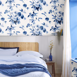 Boho bloom est un magnifique papier peint floral effet aquarelle. Ses tonalités de bleu moyen et profond mettent en valeur le ...