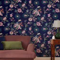Un papier peint aux riches tonalités de rose, rouge, taupe et vert sur un fond bleu nuit profond, pour créer un mur d'accent  ...