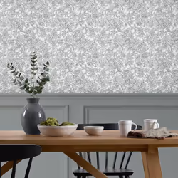 Décorez vos murs avec ce papier peint au motif de petites fleurs très détaillées, au contour gris sur fond clair. Caractérist ...