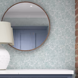 Décorez vos murs avec ce papier peint au motif de petites fleurs très détaillées, au contour vert sur fond clair. Caractérist ...