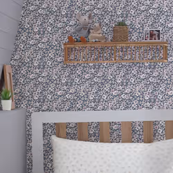 Décorez vos murs avec ce papier peint au motif de petites fleurs très détaillées, dans de belles nuances violettes. Caractéri ...