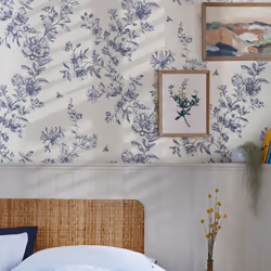 Embellissez vos murs avec ce papier peint au motif intemporel et élégant. Sur un fond crème doux, il met en scène des fleurs ...