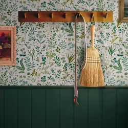 Apportez une touche anglaise à votre décoration avec ce papier peint au délicat motif floral. Le fond crème s'harmonise avec  ...
