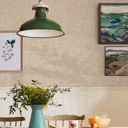 Embellissez vos murs avec ce papier peint beige au motif de fleurs et de feuillages où se cachent des oiseaux perchés sur des ...