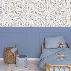 Décorez la chambre de votre enfant avec ce charmant papier peint intissé au motif de petits animaux dans un méli-mélo de feui ...