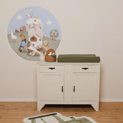 Ce grand cercle mural de tapisserie facile à poser représente des petits animaux de la ferme, dans de doux coloris assortis.  ...