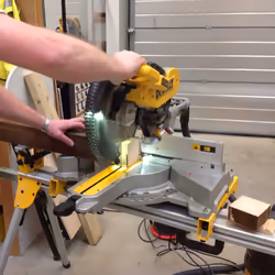 Scie à onglets composés DeWalt DWS780