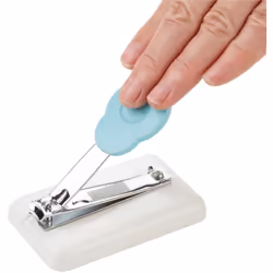 Ce coupe-ongles, monté sur base plastique, dispose d'une surface de pression large et confortable pour l'utiliser avec la mai ...