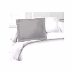 Lot de 2 Taies d'Oreillers 100% coton tissé serré 54 fils de coloris gris clair. Volant plat piqué. Lavable en machine a 40°C ...