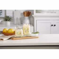 Yankee Candle Iced Berry Lemonade bougie en cire Rond Pamplemousse, Citron, Malt, Mandarin, Ananas, Pomelo, Framboise, Fraise, Vanille, Violet Jaune 1 pièce(s)