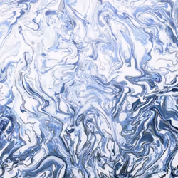 Ce papier peint Liquid Marble bleu fait partie de la collection DUTCH WALLCOVERINGS, une marque spécialisée dans le papier pe ...
