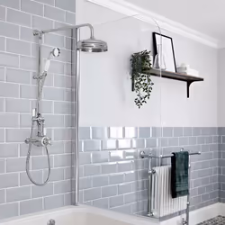 Créez une expérience bien-être, relaxante et apportez un style d'inspiration rétro à votre salle de bain avec la colonne de d ...