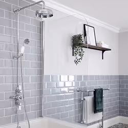 Créez une expérience bien-être, relaxante et apportez un style d'inspiration rétro à votre salle de bain avec la colonne de d ...