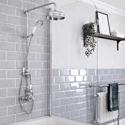 Doté d'une finition chromée résistante, le style d'inspiration rétro du kit de colonne de douche Elizabeth apportera une touc ...
