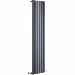 Le radiateur design vertical Savy est doté d'une finition anthracite poudrée (RAL 7016), qui transforme votre espace en un ri ...