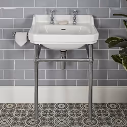 Description générale Ce lavabo sur pied en céramique blanche, au design rétro élégant, apportera une touche vintage à votre s ...