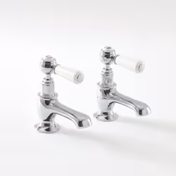 Donnez un style vintage à votre salle de bain avec cette paire de robinets rétro de la gamme Elizabeth. Grâce à ses commandes ...