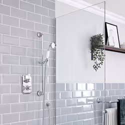 Apportez un style rétro élégant à votre salle de bain avec le mitigeur thermostatique et le kit douchette sur rampe Elizabeth ...