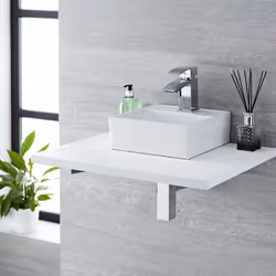 Grand classique des salles de bain contemporaines, la vasque carrée à suspendre, forme un ensemble avec son mitigeur, alliant ...