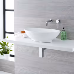 Grand classique des salles de bain contemporaines, la vasque ovale à poser, associée à ce mitigeur, forme un ensemble alliant ...