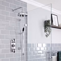 Doté d'une finition résistante noire, le kit de douche à double fonctions Elizabeth apportera un look élégant rétro à votre s ...