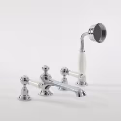 Doté d'une finition chromée et blanche, le mélangeur bain douche 4 trous Elizabeth donnera un aspect rétro à votre salle de b ...