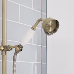 Apportez un style vintage à votre salle de bain grâce à la douchette rétro Elizabeth. Dotée d'une finition or brossé résistan ...