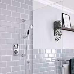 Apportez un style rétro élégant à votre salle de bain avec le mitigeur thermostatique et le kit douchette sur rampe Elizabeth ...