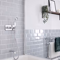 Apportez un style élégant et rétro à votre salle de bain avec le kit bain douche Elizabeth, composé d’un mitigeur à deux fonc ...