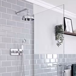 Apportez un style élégant et rétro à votre salle de bain avec le kit de douche Elizabeth. Dans ce kit, vous pourrez profiter ...