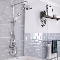 Doté d'une finition chromée résistante avec détails en céramique blanche, le style d'inspiration rétro du kit de colonne de d ...
