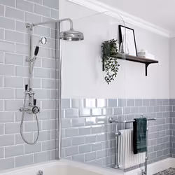 Créez une expérience bien-être, relaxante et apportez un style d'inspiration rétro à votre salle de bain avec la colonne de d ...