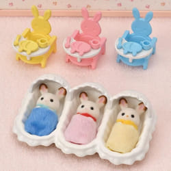 Sylvanian Families Les triplés Lapin Chocolat et accessoires puériculture