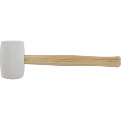 Maillet blanc en caoutchouc semi dur. Ne laissera ni marque ni décoloration sur les surfaces. Manche en bois dur. La réputati ...