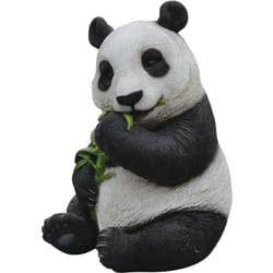 Panda mangeant de l'eucalyptus en résine