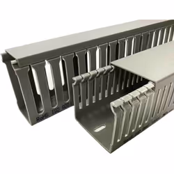 Largeur = 25 mm Profondeur = 45mm Goulotte/Type de chaîne = Support de câble pour armoire Couleur = Gris Matériau = PVC Longu ...
