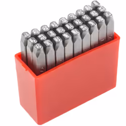Hauteur de caractère = 2.5mm Nombre de pièces = 27 Contenu du kit = A à Z Poinçons lettres et numéros. Poinçons manuels pour  ...