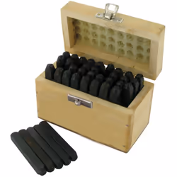 Jeu de poinçons chiffres et lettres majuscules de 5 mm. En acier trempé et revenu. Boîte de rangement en bois.